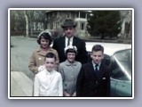 1961-fred first com - family at car